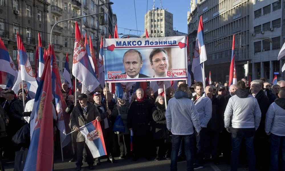 Υποδοχή «ήρωα» επιφύλαξαν οι Σέρβοι στον Πούτιν